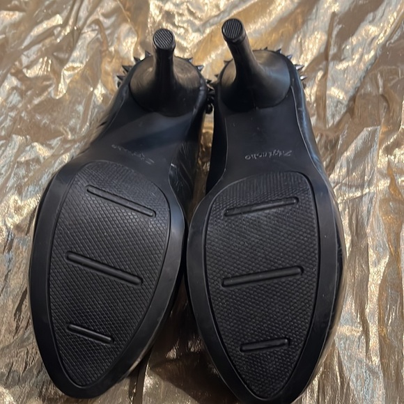 size 9 pewter/silver cones & clear stones on back 5 in heels.New tried on only - Picture 2 of 14